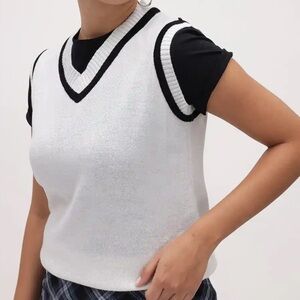 H&M Short V-neck sweater vest sleeveless sweater white with black contrast large